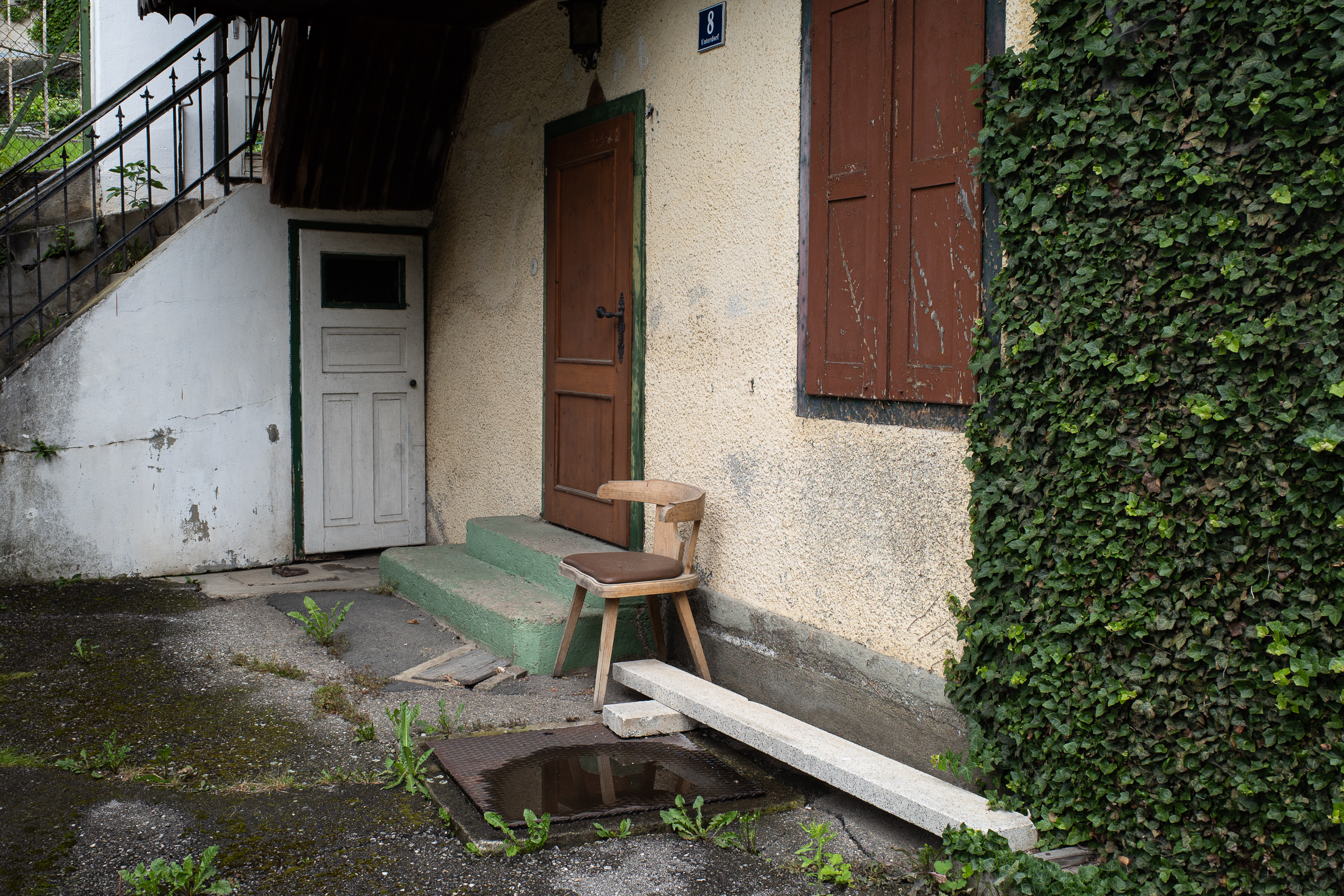 Ein einzelner Sessel vor der Tür – Unterdorf Nummer 8